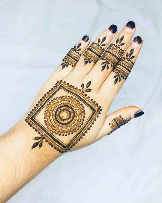 This design is for those who like traditional mehendi design.